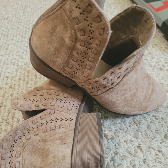 Natural Reflections ankle bootie - Picture 2 of 9